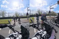 Jij wilt de wielrenner al de huid vol schelden, hè? Maar is de motorrijder niet fout?