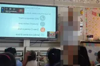 Juf gaat viraal met raples voor de klas... en zou zelfs ontslagen zijn