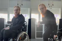 Kelvin zit in een rolstoel en doet de Whitney Houston Challenge