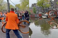 Koningsdag traditie: fietsen de gracht in