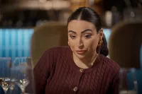 Lale Gül gaat viraal met bizar en pijnlijk verhaal in Het Diner: “Niemand geloofde dat het echt was”