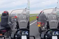 Motorrijder perst zich er nog even tussendoor