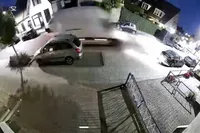 Nieuwe beelden uit Geldrop tonen crash: bestelbus knalt Dodge Ram woning in, bestuurder vlucht