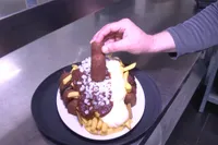 Nieuwe snack ‘Berenboot’ gaat viraal: 2000 calorieën, €11 als je ’m opkrijgt (anders boete)