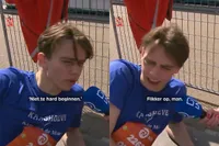 Olivier komt over de finish van de Rotterdamse marathon en is helemaal 'naar de t*ring'