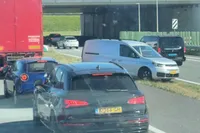 Ongeduldige automobilist keert op de snelweg en maakt kennis met moeder Karma