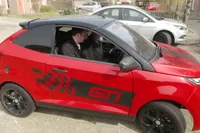 Peperdure brommobielen blijken wrakken: Radar duikt in misstanden bij Riminicars