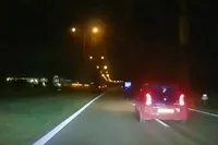 Politie deelt beelden van achtervolging met huurauto