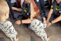 Zoontje (3) mag agent in de boeien slaan: havenpolitie scoort punten met onverwacht bezoek