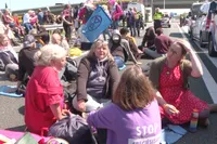 Politie kan het bijna niet meer uitleggen: Keiharde klappen in Loosdrecht, XR mag A12 bezetten