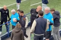 Scheidsrechter doet boekje open over duw van Arjen Robben richting Wilfred Genee