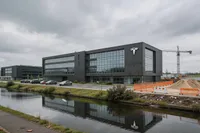 Tesla Amsterdam teruggefloten na werkborrel: ‘Piemels uit de broek!’ geen reden voor ontslag