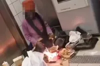 Vrouw kookt doodleuk op metrostation in Brussel en dat zegt eigenlijk alles