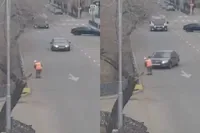 Zatte passagier zorgt voor chaos: auto knalt 73-jarige schoonmaakster van de weg in Rusland