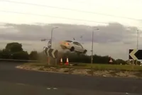 Zatte bestuurder vliegt letterlijk door de lucht na bizarre politieachtervolging in het Engelse York