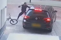 Halve tamme op BMX gaat compleet door het lint en slaat kunstgebit van automobilist doormidden in Deventer