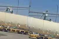 Werknemer wordt gelanceerd uit hoogwerker bij poging verkeerslicht omhoog te houden voor mega-transport