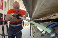 Man schijnt al 27 jaar bij tankstation te werken en dat is te zien ook