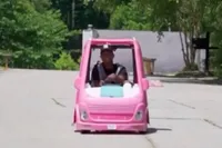 Baas uit Georgia rijdt tegenwoordig rond in Barbie-camper om benzinekosten te drukken