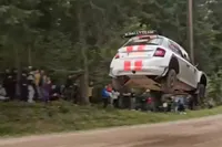 Pools rallyduo opent Rally Aukštaitija iets te enthousiast en eindigt na gigantische klapper in het ziekenhuis