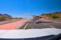 Dashcam legt bijzonder momentje vast: vliegtuig maakt noodlanding op snelweg in Arizona en mist auto op centimeters na