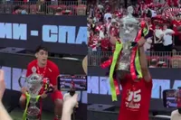 Argentijnse Spartak-held Pablo Solari sloopt doodleuk de beker tijdens kampioensfeestje