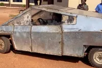 Ergens in Afrika heeft iemand een eigen “Tesla Cybertruck” gebouwd: niet elektrisch, niet veilig