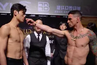 MMA-vechter sloopt tegenstander na trash talk, scheids grijpt precies te laat in