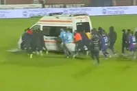 Voetbalwedstrijd krijgt Roemeense twist door ambulance op veld