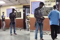 Man loopt met sikkel in z’n hoofd doodleuk naar ziekenhuis en zit onderweg op z’n telefoon