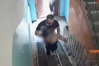 Man grijpt meisje van straat en sleurt haar trappenhuis in: aanval op laatste moment verijdeld in Russische Tyumen