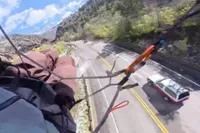 Paraglider kiest de snelweg als landingsbaan