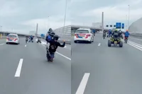 Crossers en quads rijden gezellig op het achterwiel samen met de politie Amsterdam over de A10