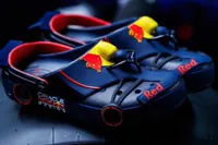Red Bull komt met officiële raceklompen voor de echte Max Verstappen-supporter