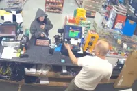Vrouw probeert tankstation te overvallen, begint te schieten en schrikt daar zelf vooral van