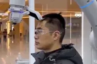 Kappers kunnen alvast LinkedIn gaan updaten: China test robot-kappers in telefooncel-formaat