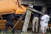  Schoolbus met kinderen knalt op veel te lage brug in North Carolina, chauffeur afgevoerd met traumahelikopter
