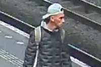Politie deelt beelden van verdachte die man neerstak terwijl hij op zijn laptop zat te werken in Utrecht