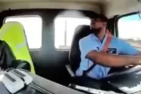 Vliegtuig scheert levensgevaarlijk laag over snelweg en raakt vrachtwagen bij landing in Newark