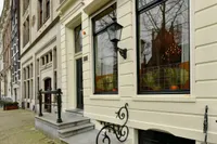 Even binnen gluren in het Amsterdamse grachtenpand van André van Duin dat te koop staat