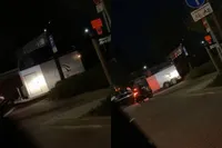 Auto met paardenaanhanger rijdt garage in Kampen uit