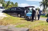 Begrafenis in Guyana verandert in nachtmerrie wanneer lichaam uit kist valt tijdens ceremonie