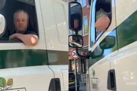 Chauffeur ligt dwars en sfeer slaat om