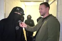 Duitse YouTuber duikt Bijlmer in en krijgt zonder moeite vuurwapens te zien van piepjonge gasten