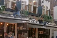 Je kunt natuurlijk ook via de zonwering naar beneden komen