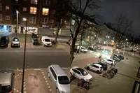 Jongeren in Amsterdam vieren vast oud en nieuw en beschieten motoragenten met vuurwerk
