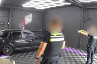 Nieuwe beelden tuningbedrijf tonen politie met taser en flinke bedreiging tijdens ruzie