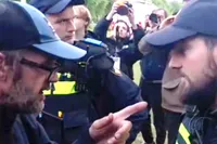 Strijder in Loosdrecht maakt politie duidelijk dat ze naar huis moeten gaan