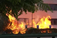 Video van gezellig avondje rellen in Loosdrecht: Asielopvang in fik gestoken met vuurwerk