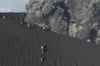 Dodelijke eruptie op Dukono-vulkaan vastgelegd met dronebeelden: hikers aan de rand van de vulkaan